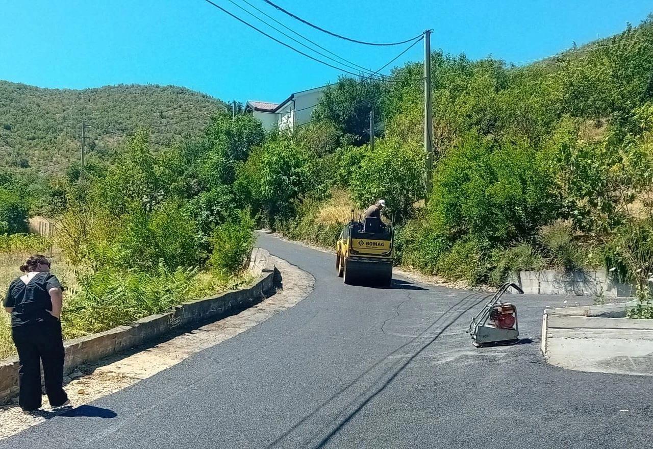 Asfaltirana ulica koja spaja Iliće i Žovnicu