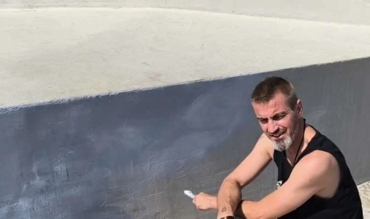 Damir Mumbašić ispred prefarbanog grafita