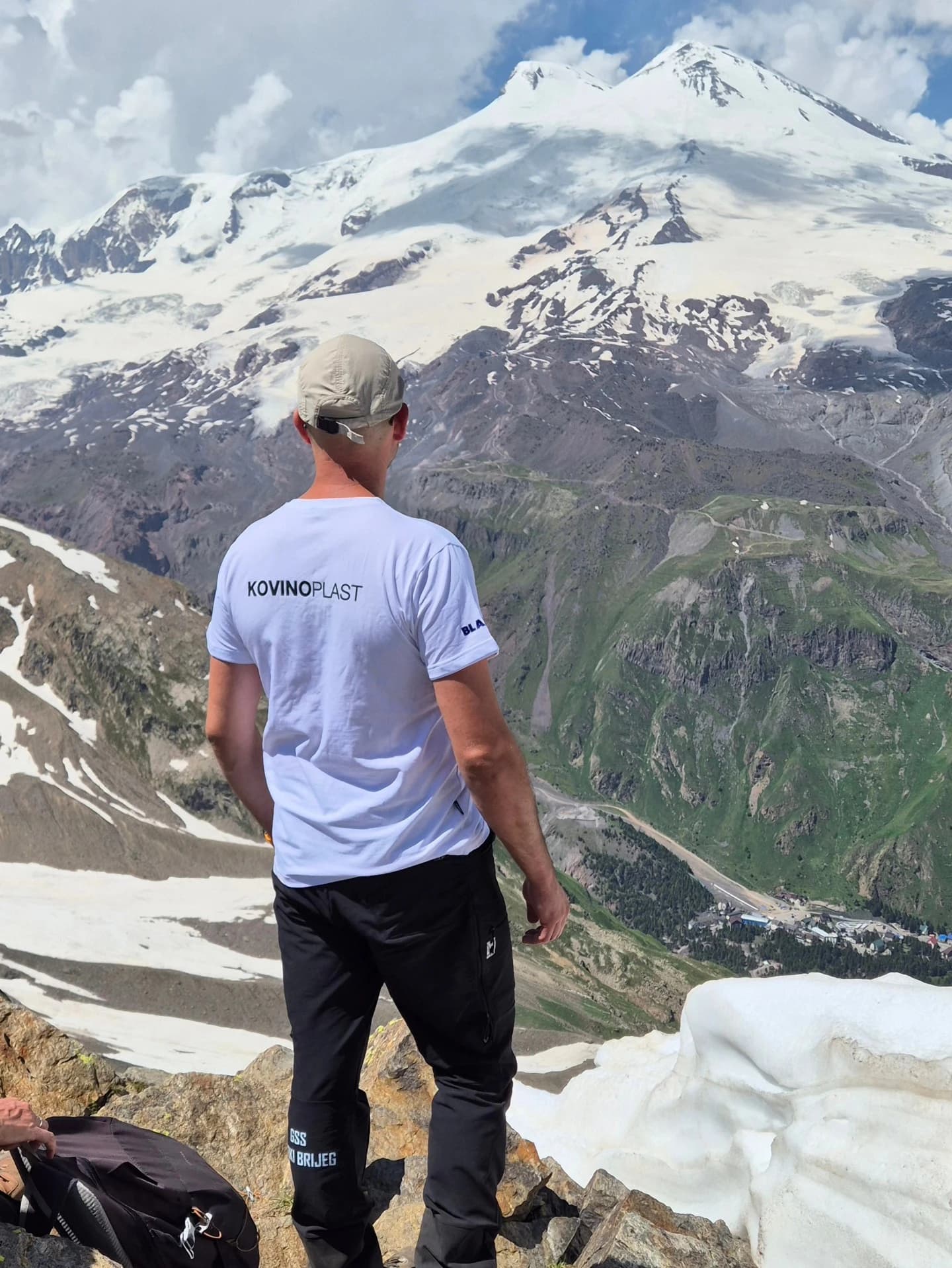 Na samom vrhu Elbrusa zavijorila se zastava HPD Čvrsnica