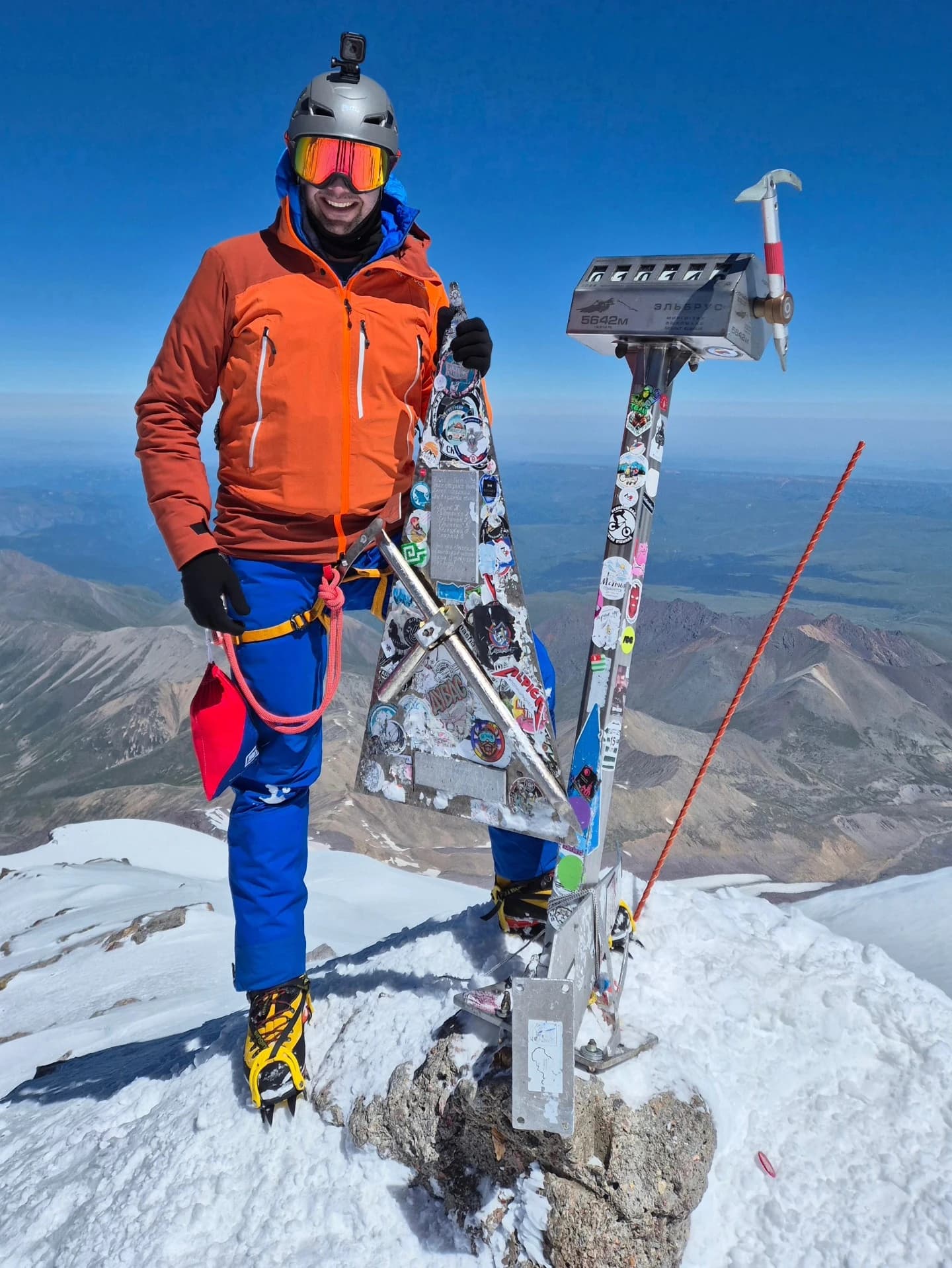 Na samom vrhu Elbrusa zavijorila se zastava HPD Čvrsnica