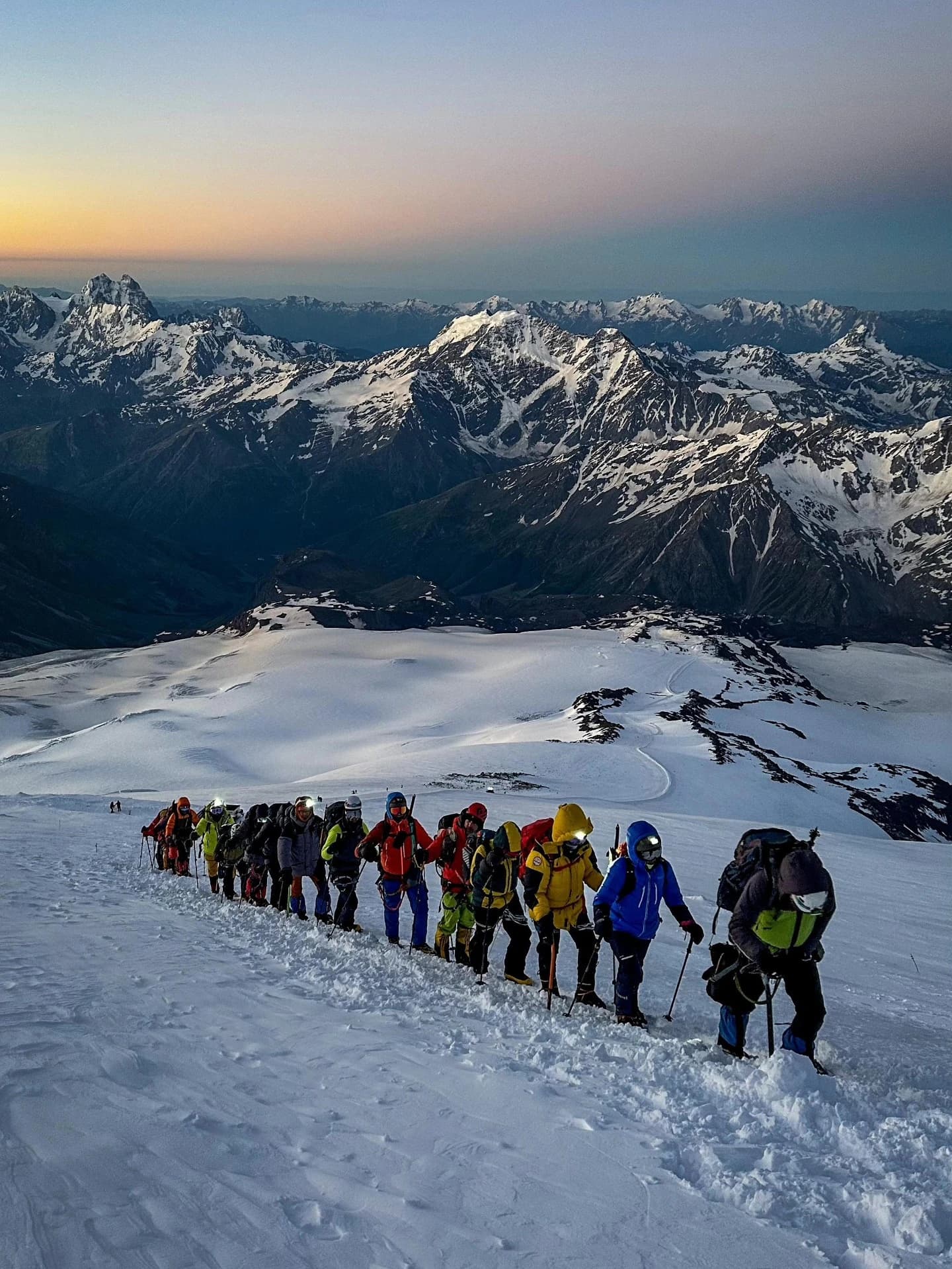 Na samom vrhu Elbrusa zavijorila se zastava HPD Čvrsnica