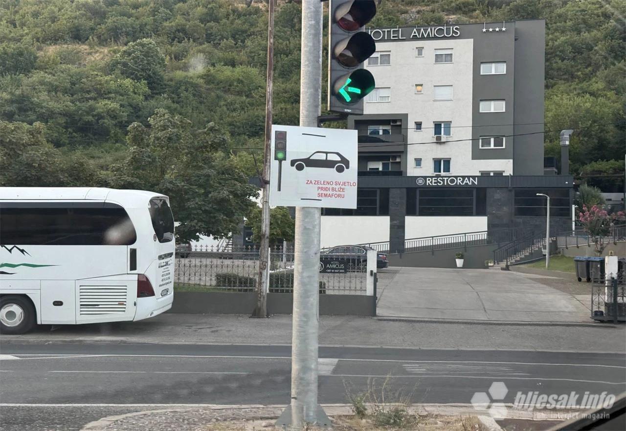 Semafor sa znakom za semafor