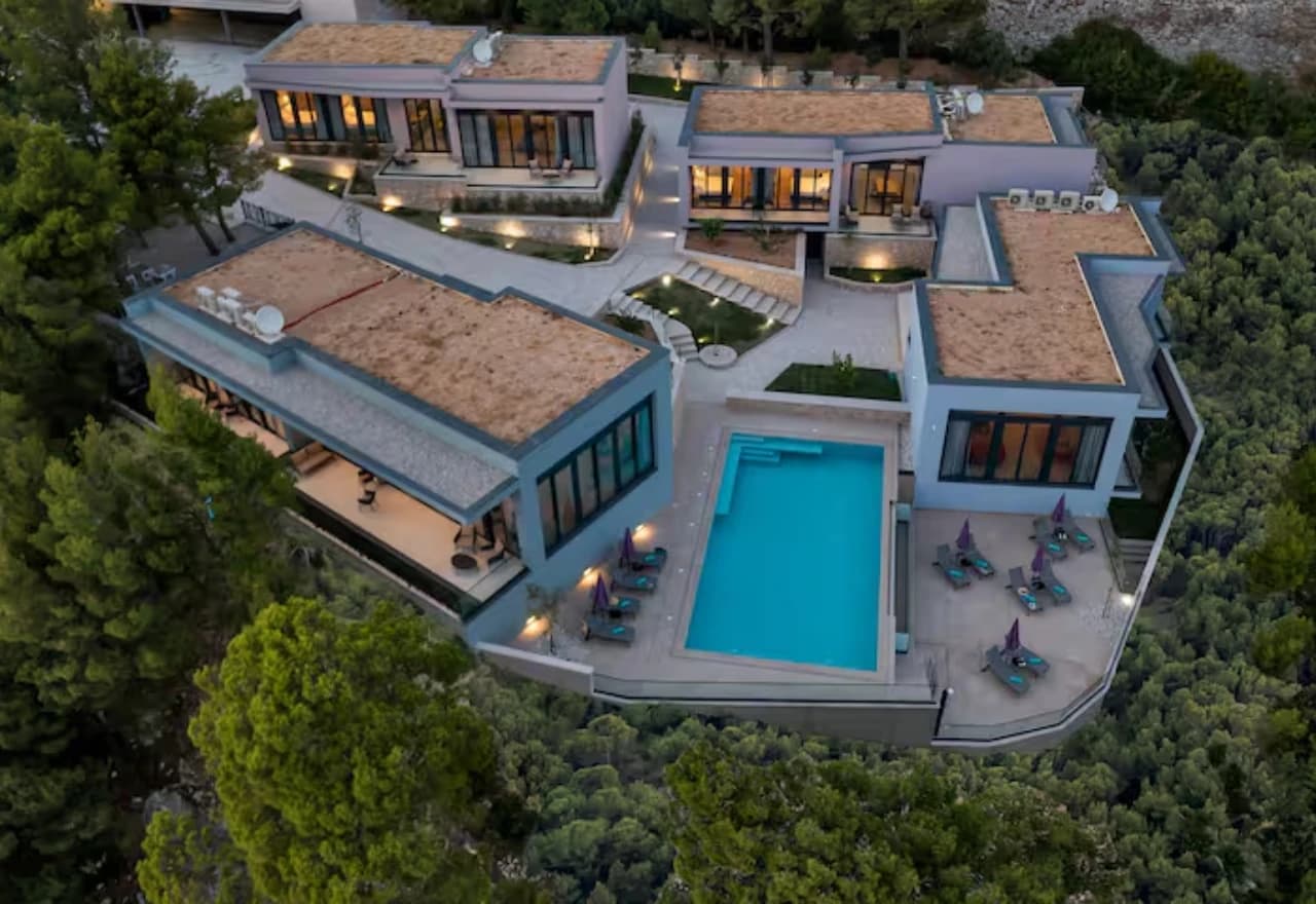 Vila u stijeni iznad Makarske