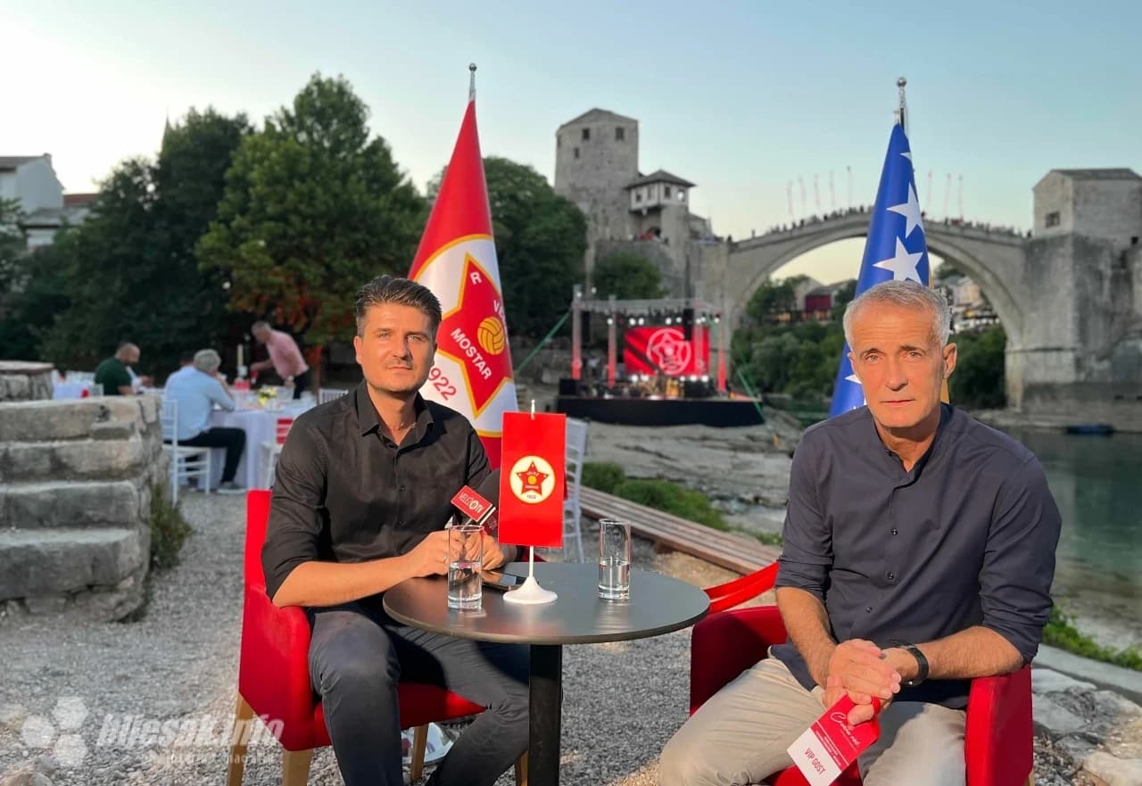 Pridruženi je član Uprave FK Velež i klupska legenda Meho Kodro