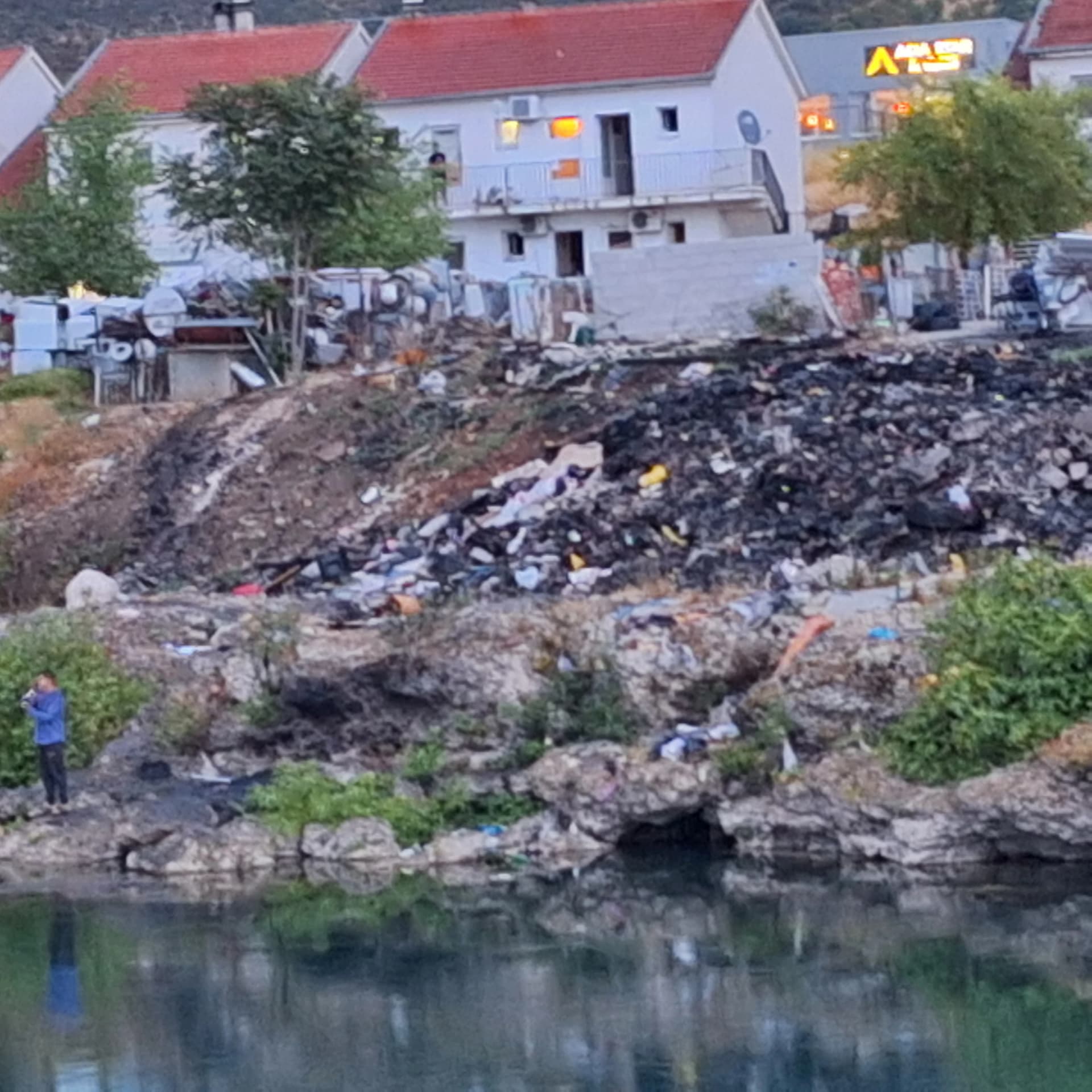 Ekološki problem na Bišće polju – smeće ugrožava rijeku Neretvu