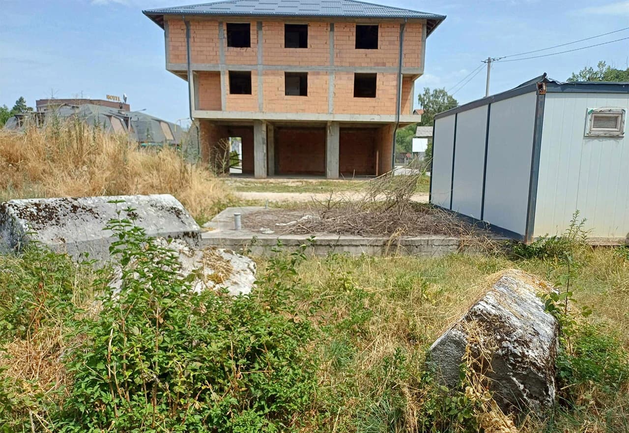 Fondacija Bassania traži hitnu reakciju vlasti zbog postavljanja kontejnera uz Crnač