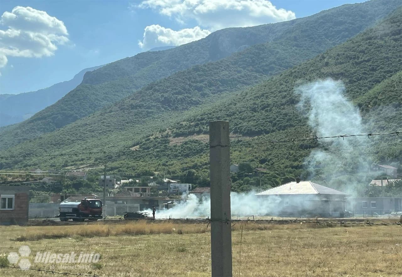 Požar u Vrapčićima: Gori raslinje u blizini pošte