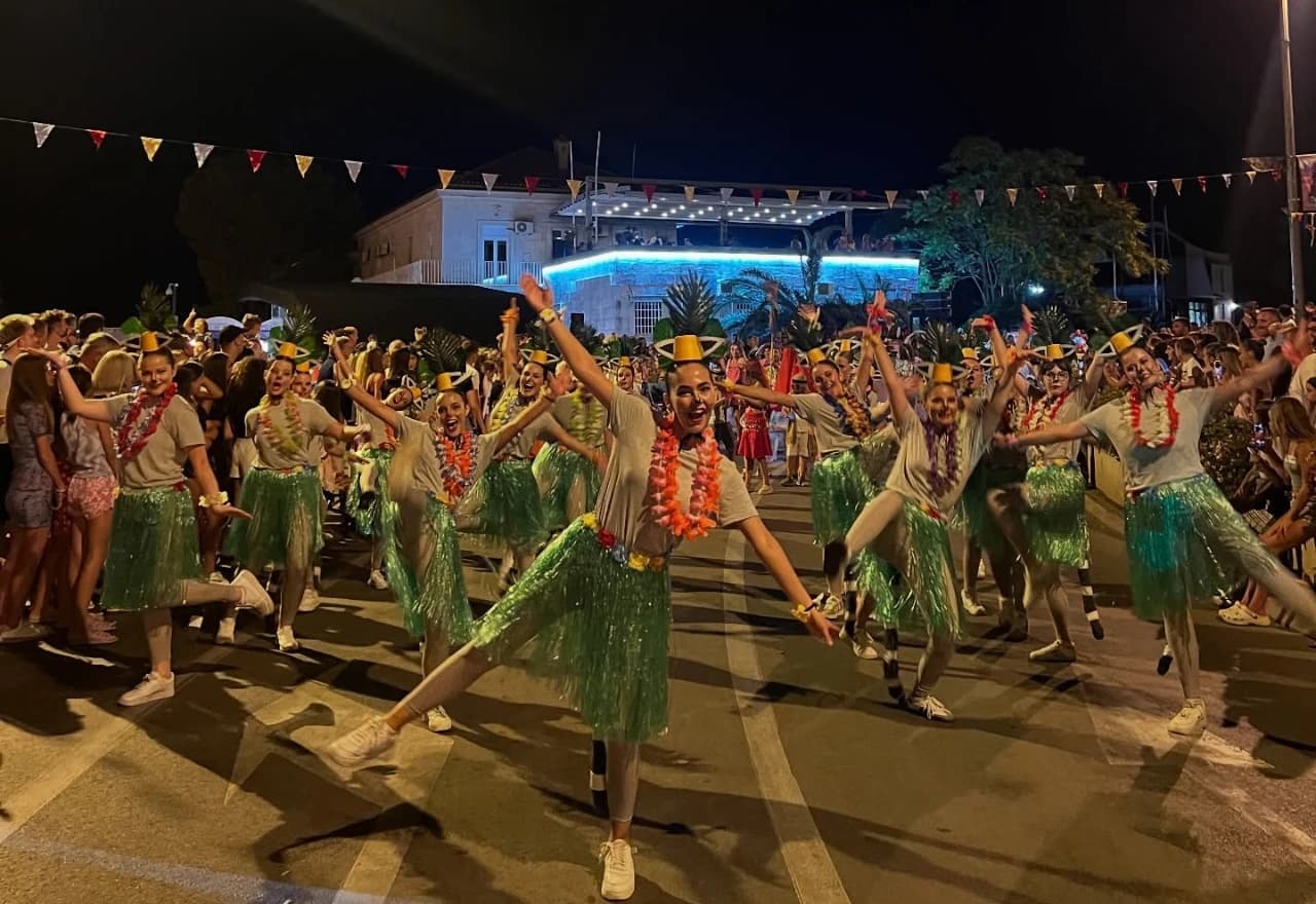 Mostarske mažoretkinje na 23. Međunarodnom ljetnom Kotorskom karnevalu