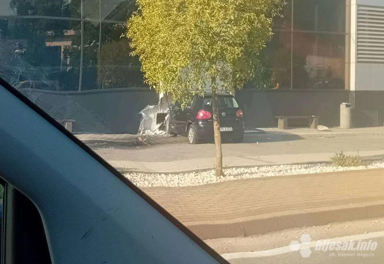 Jedan automobil je završio u zgradi