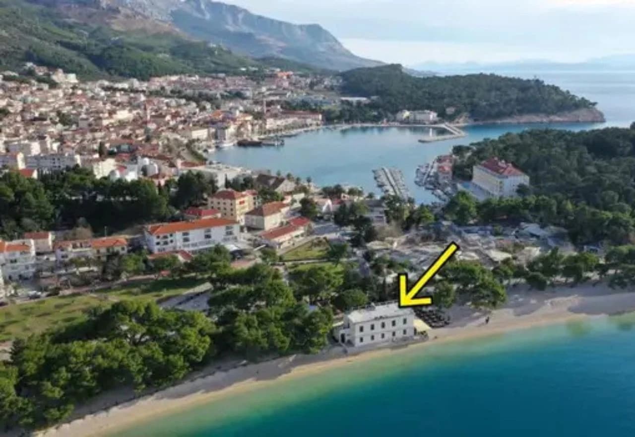 Kultna "Žuta kuća" u Makarskoj