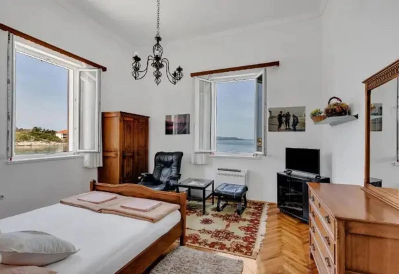 Kultna "Žuta kuća" u Makarskoj