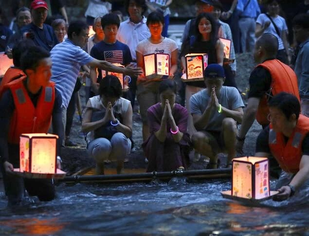 Odavanje počasti poginulim putnicima