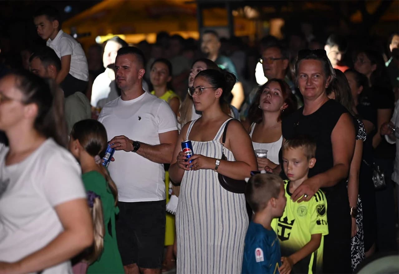 Daleka Obala rasplesala i raznježila Posušje