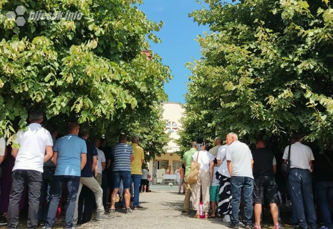 Vjernici na misnom slavlju