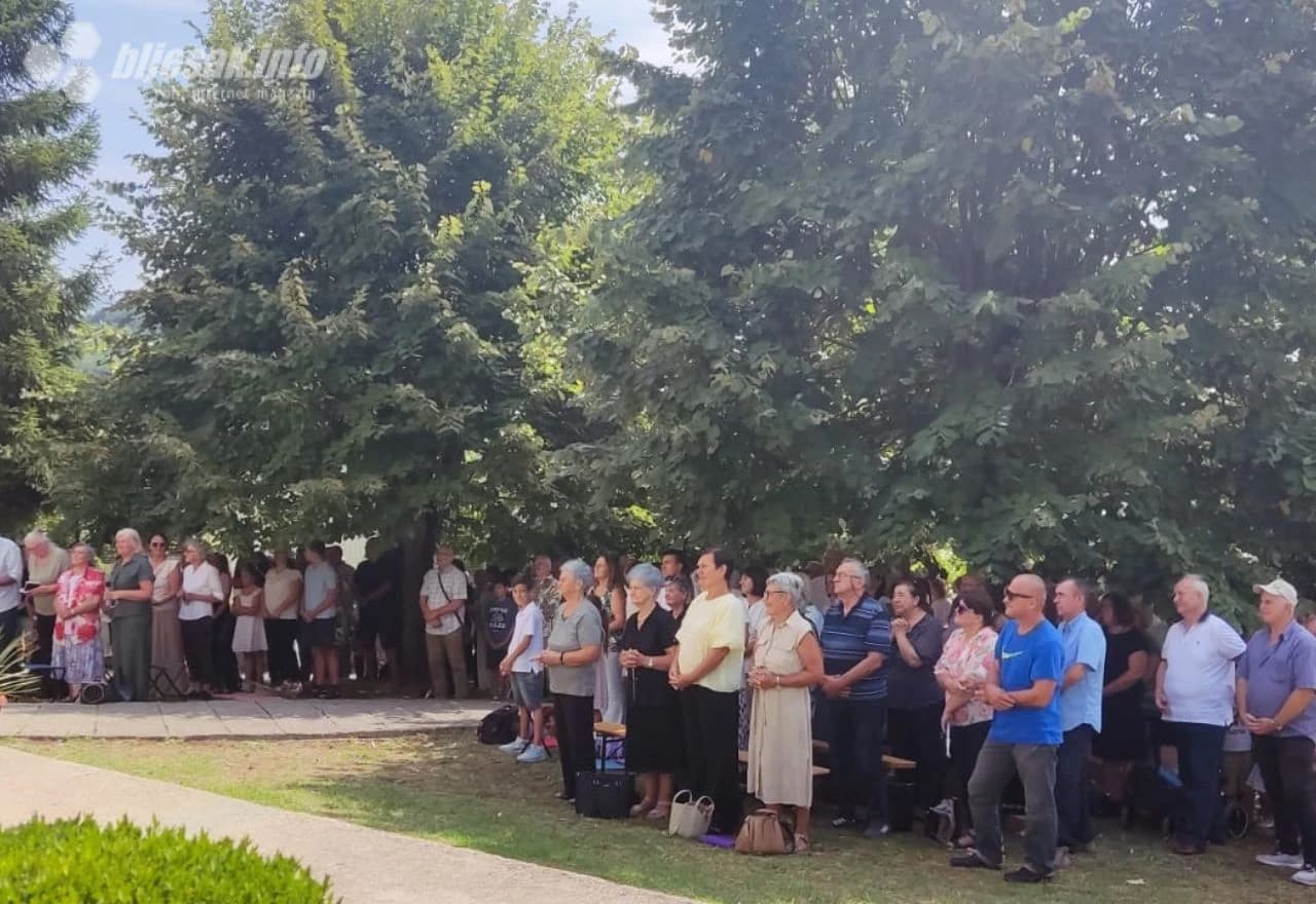 Vjernici na misnom slavlju u Kostajnici