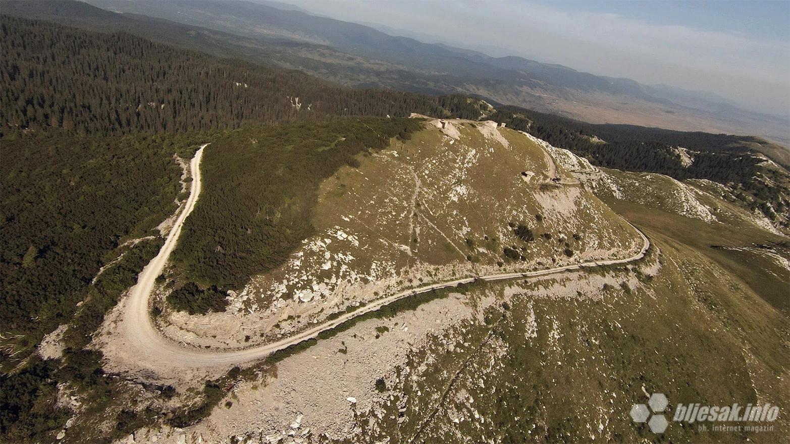 Pogled na vrh sa sjeverno-zapadne strane. U daljini se vide naselja u Kupreškom polju, Blagaj, Zlosela i Kupres u daljini