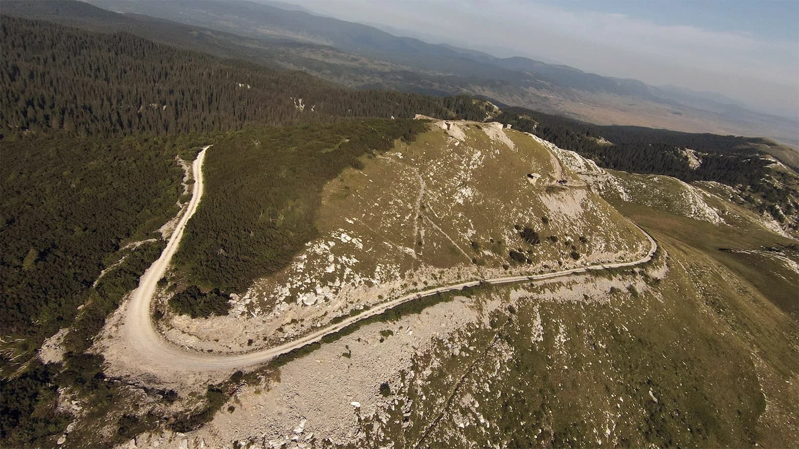 Pogled na vrh sa sjeverno-zapadne strane. U daljini se vide naselja u Kupreškom polju, Blagaj, Zlosela i Kupres u daljini