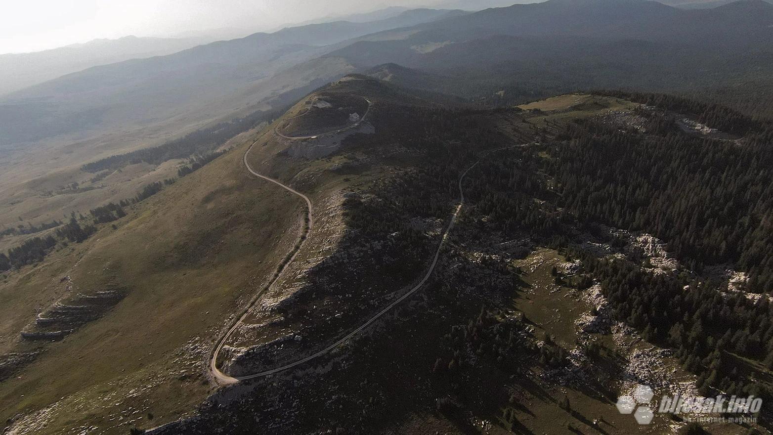 Pogled sa jugo-istočne strane. U daljini bi negdje tamo iza brda treba biti Drvar