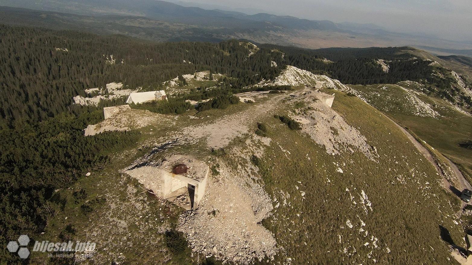 Na vrhu nekadašnjeg vojnog kompleksa. Pogled iz drona