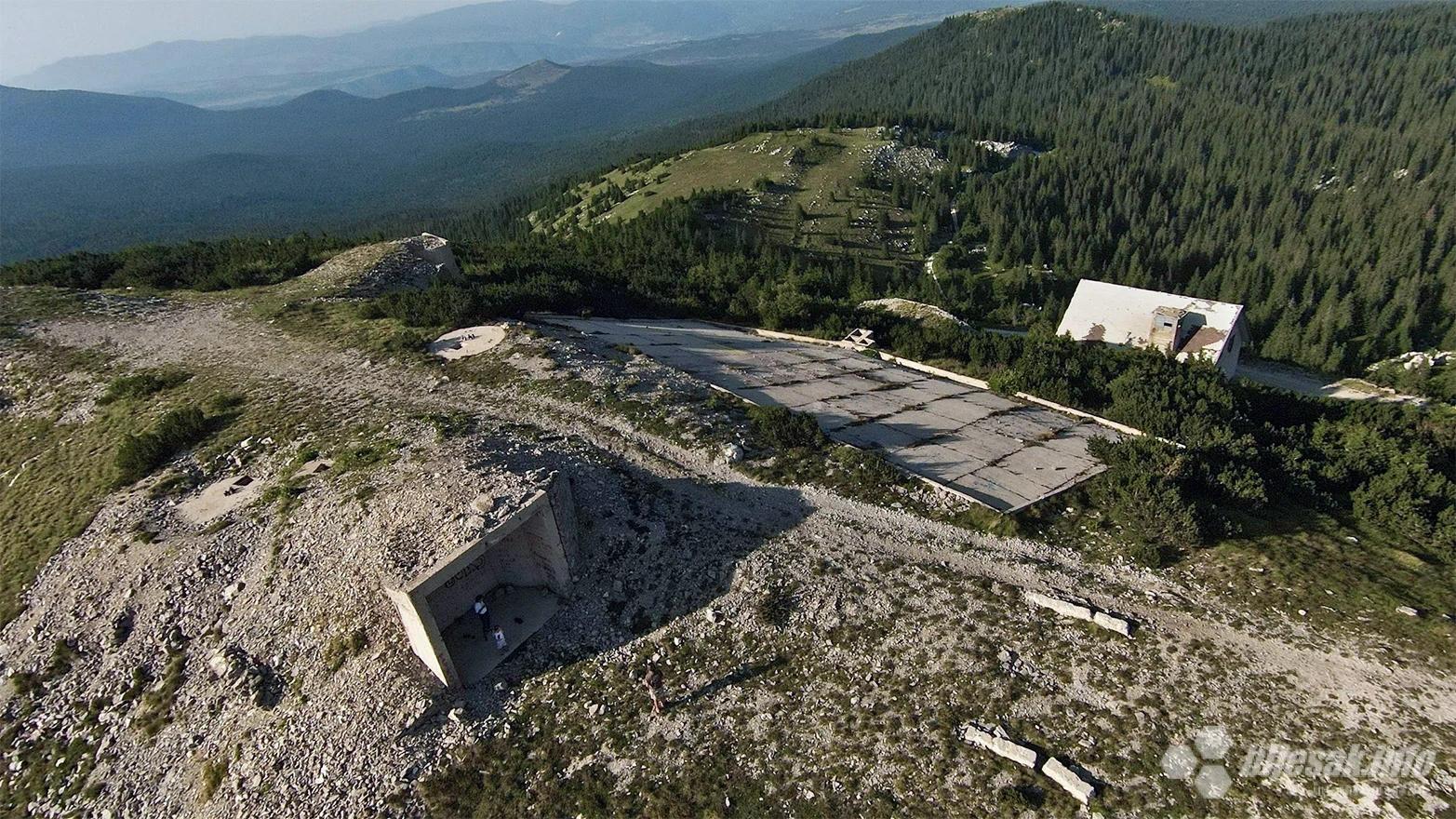 Ostaci nekadašnjeg vojnog kompleksa, vjerojatno radara i sustava veze