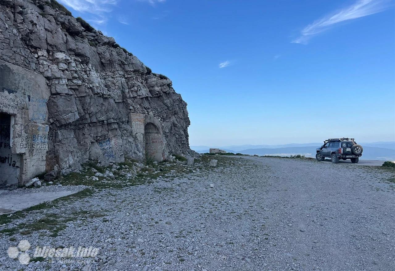 Dva od tri ulaza sa jugo-zapadne strane i heliodrom na kojemu je parkirano vozilo