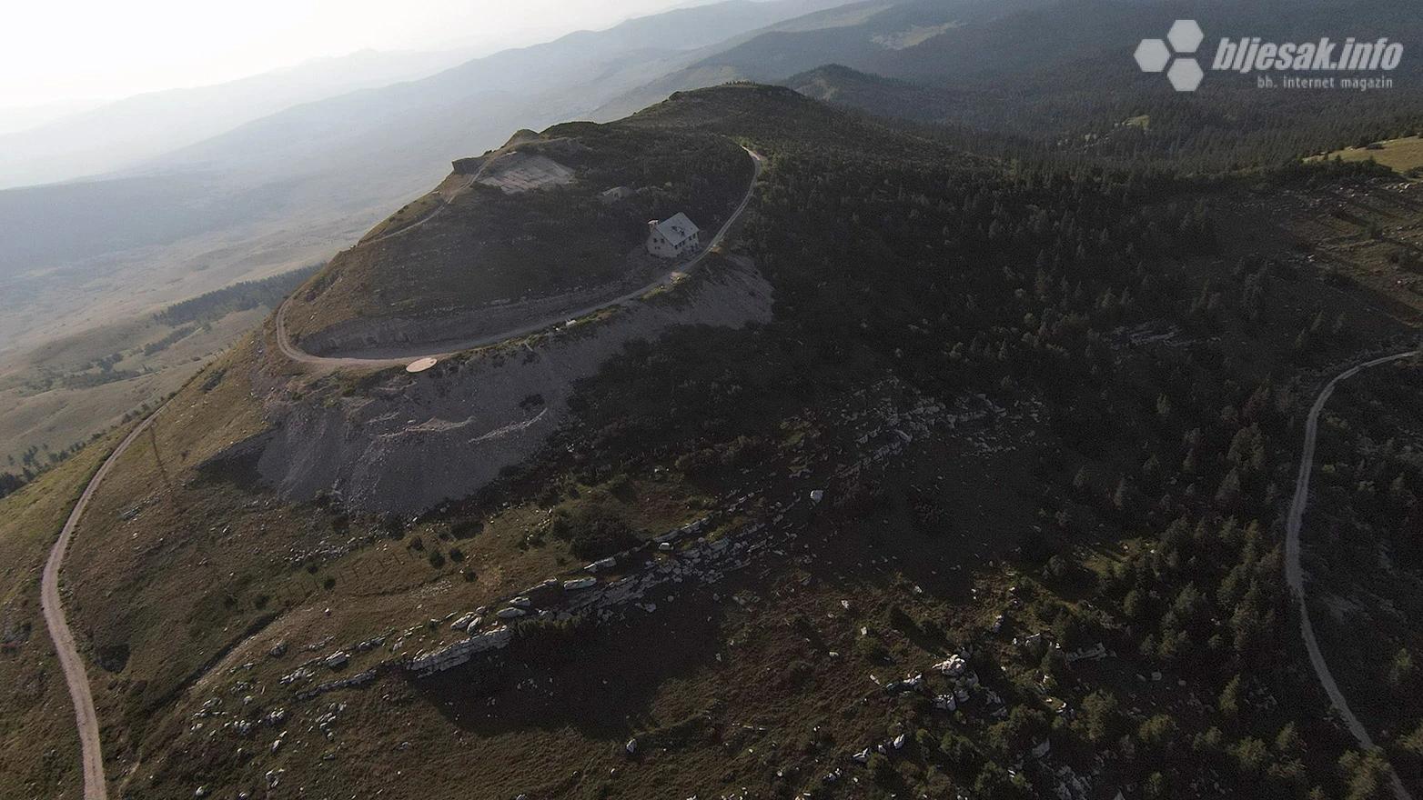 Pogled na vrh Velikog Vitoroga i napušteni vojni kompleks