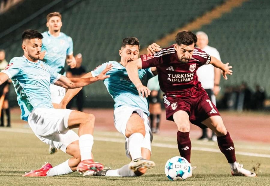 Guliashvilija zaustavljaju dvojica igrača