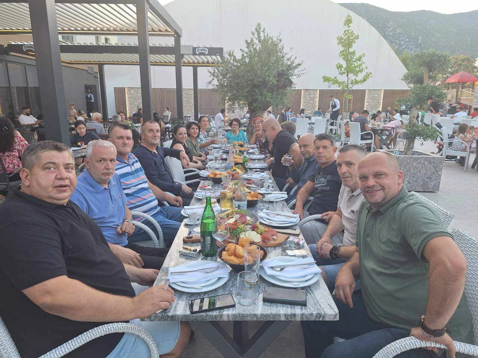 Druženje u restoranu