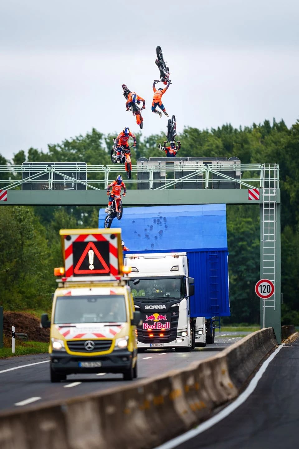 Luc Ackermann prkosi fizici, motociklom skočio s kamiona na kamion u pokretu