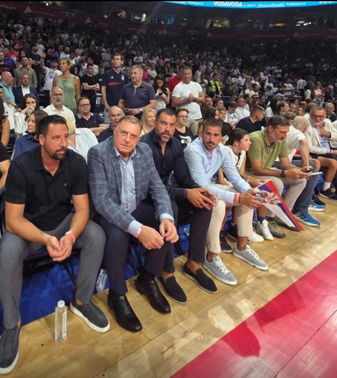 Milorad Dodik u društvu sina Igora i Vuka Radivojevića