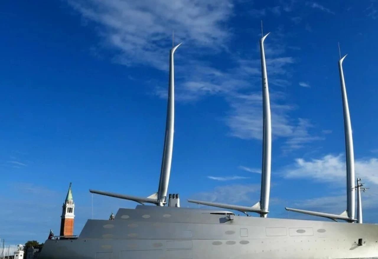 Jahta Sailing Yacht A,