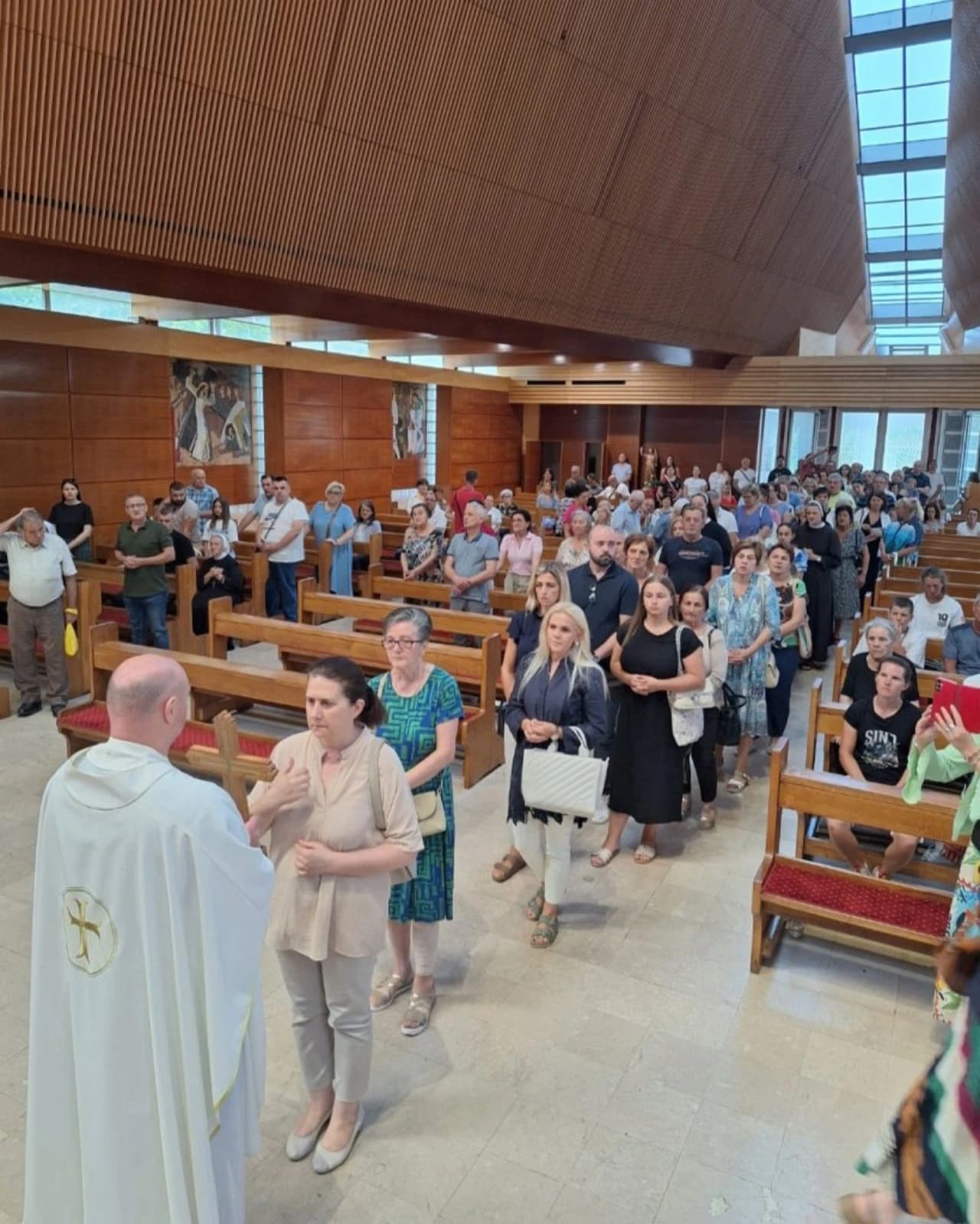 Vjernici časte moći blaženoga Alojzija Stepinca