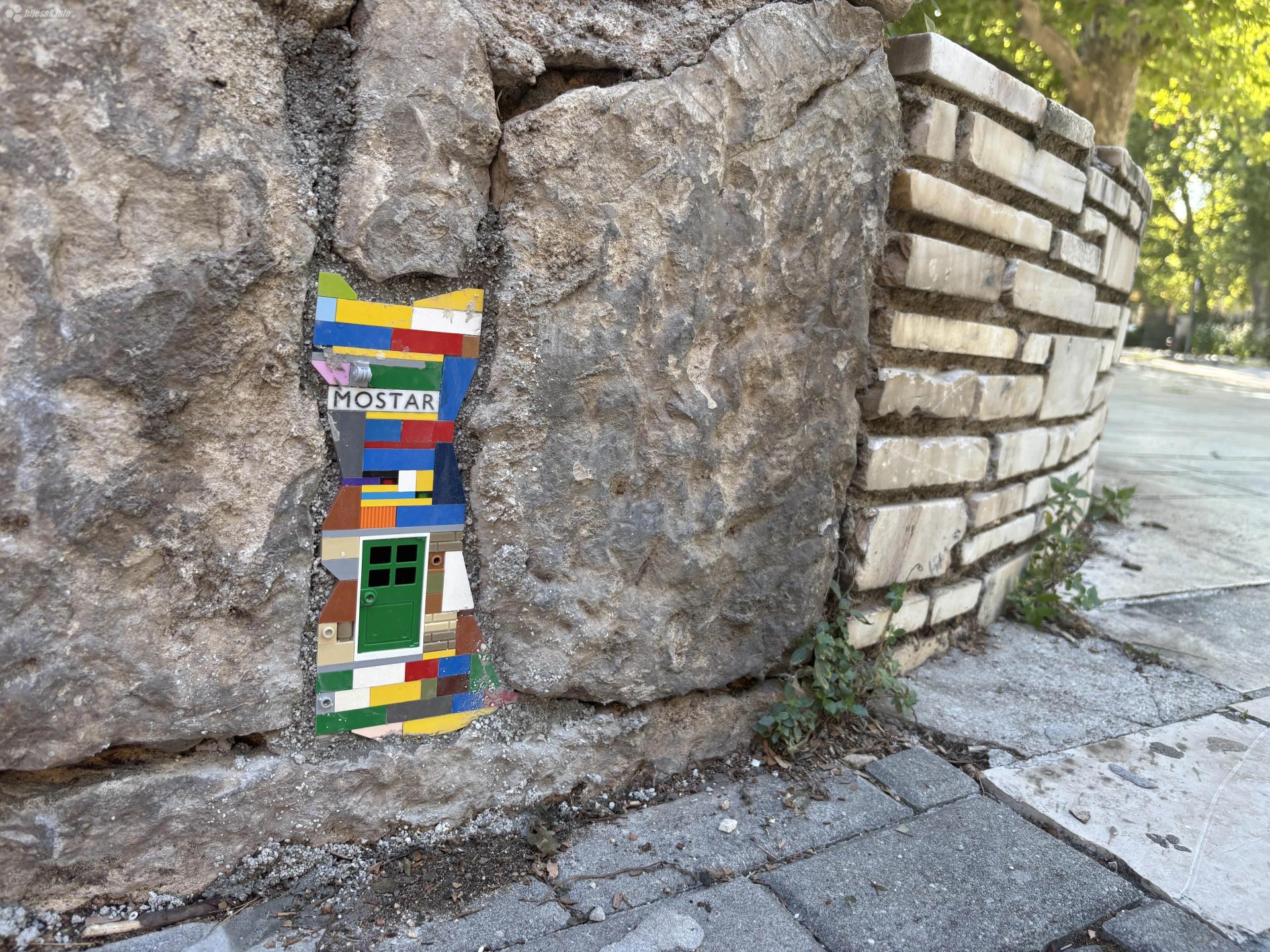 Svjetski umjetnik Vormann lego kockicama krpi zidove po Mostaru