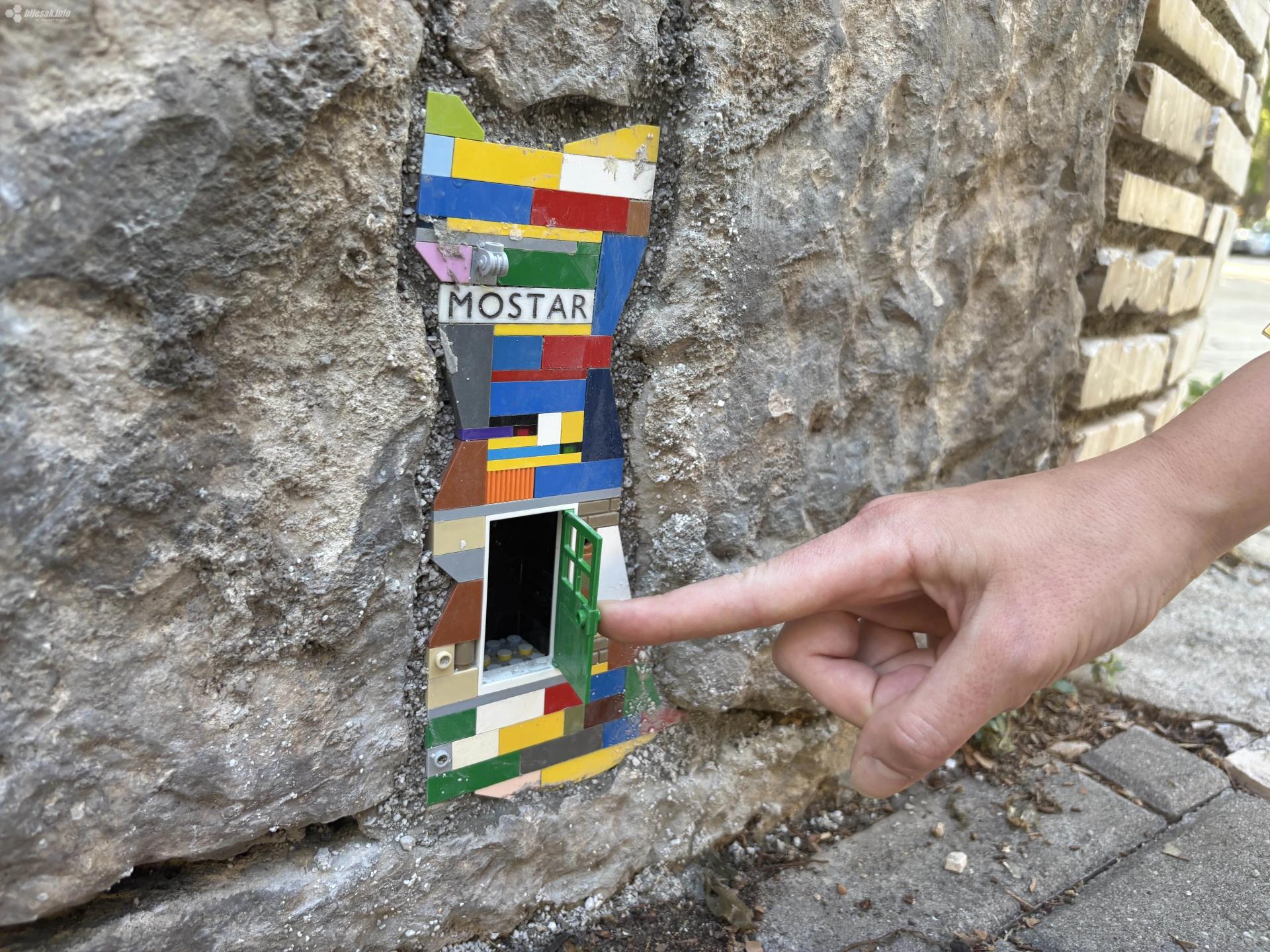 Svjetski umjetnik Vormann lego kockicama krpi zidove po Mostaru