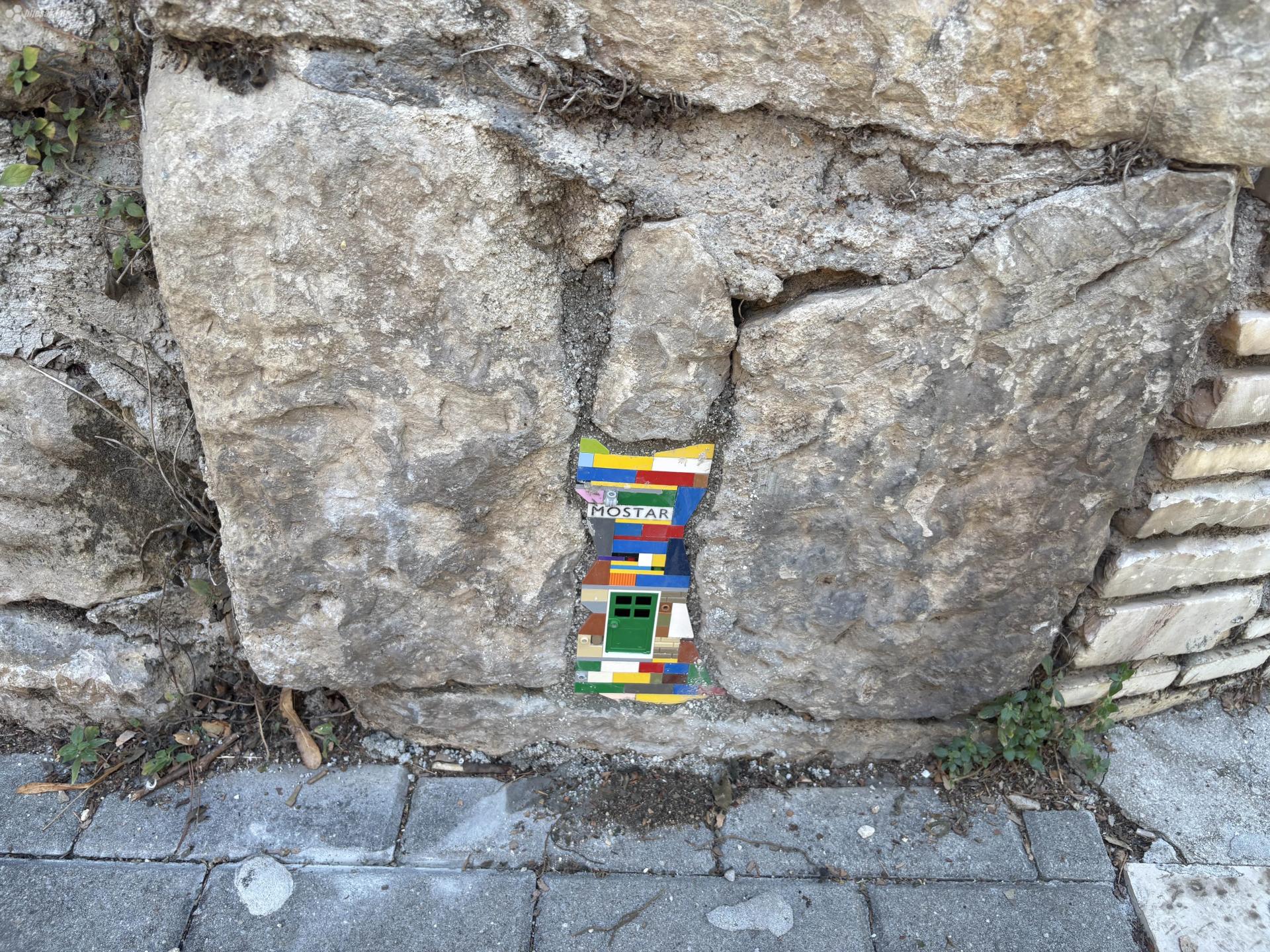 Svjetski umjetnik Vormann lego kockicama krpi zidove po Mostaru