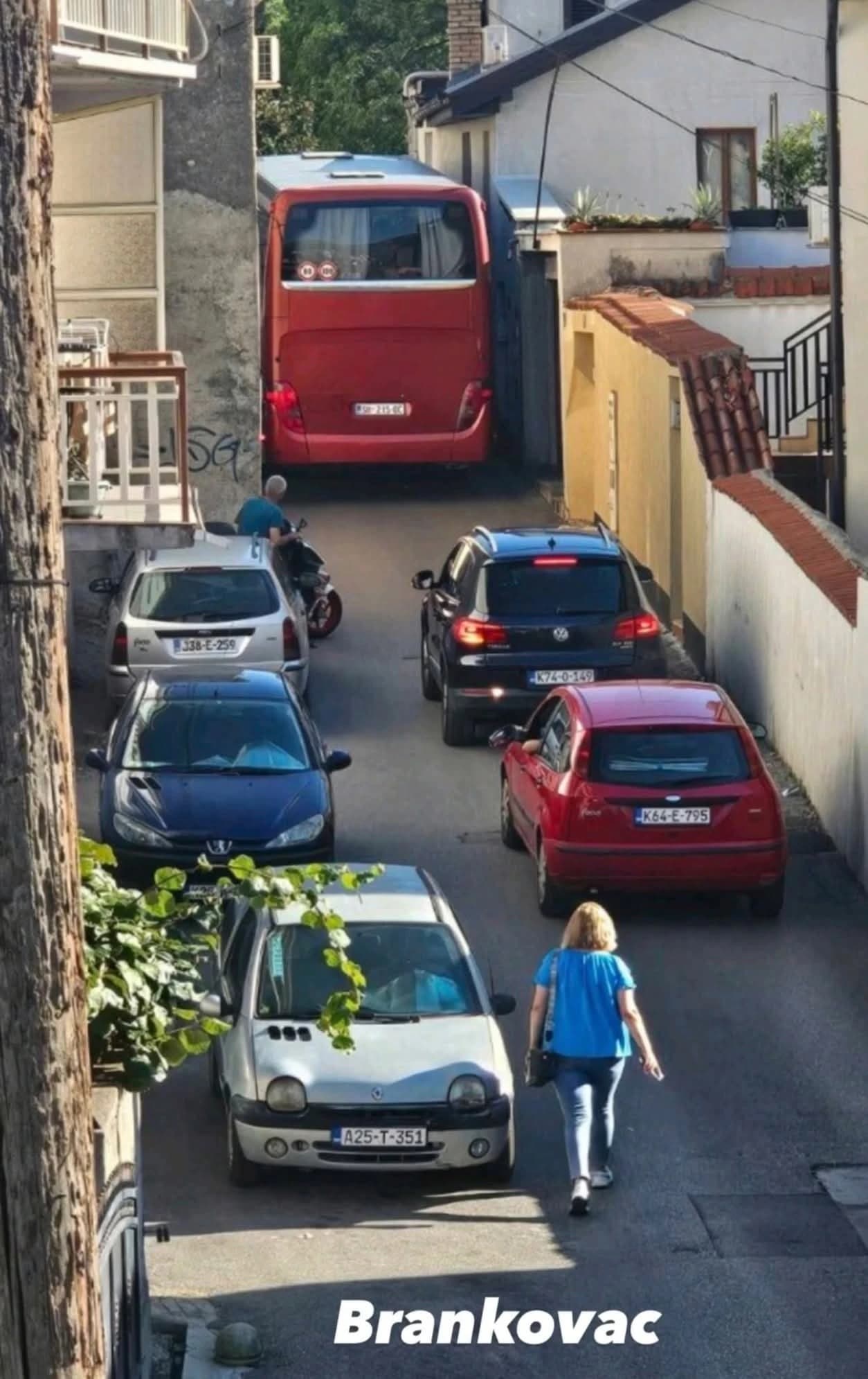 Navigacija odvela autobus kroz najuže ulice Mostara