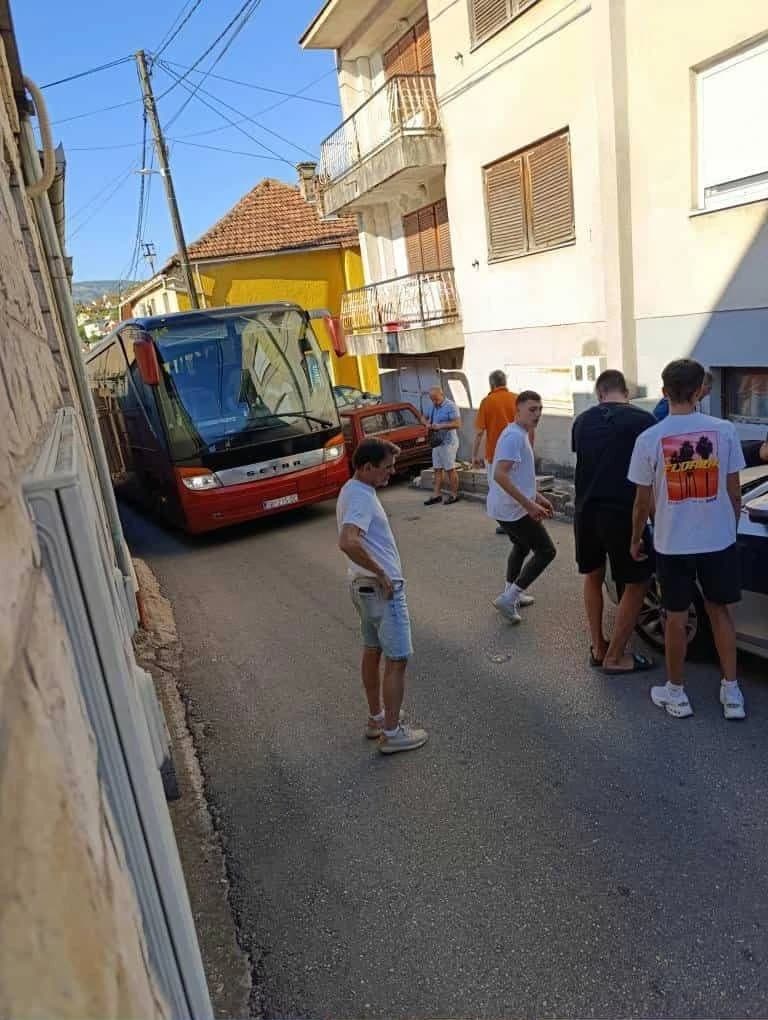Navigacija odvela autobus kroz najuže ulice Mostara