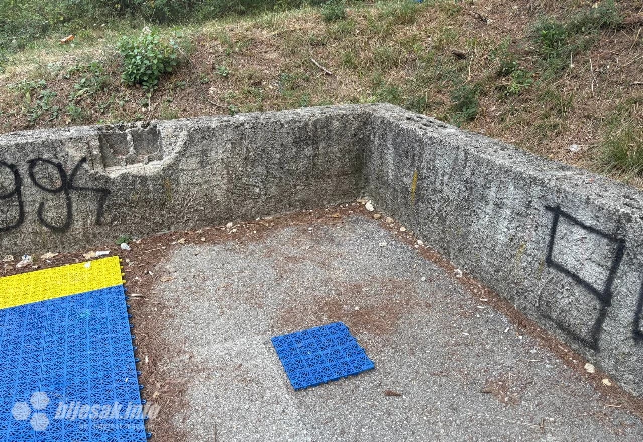 Razvaljena podloga košarkaškog terena na Trimuši