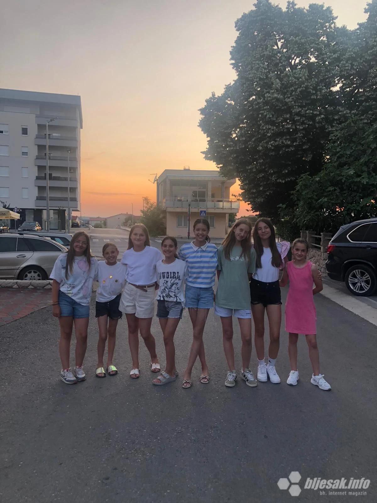 Mlade poduzetnice na štandu za prodaju ručno rađenog nakita