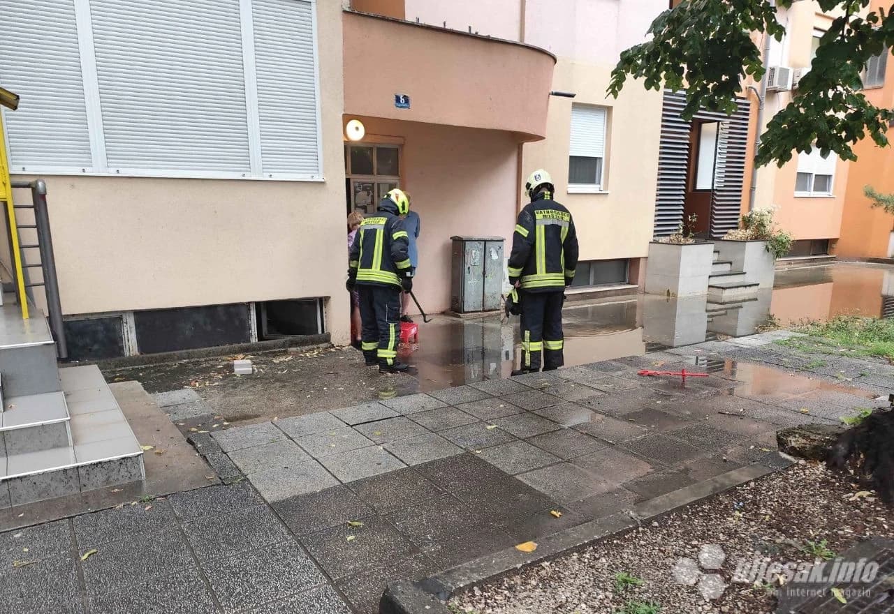 Kiše u Mostaru donijele nove probleme, vatrogasci na terenu