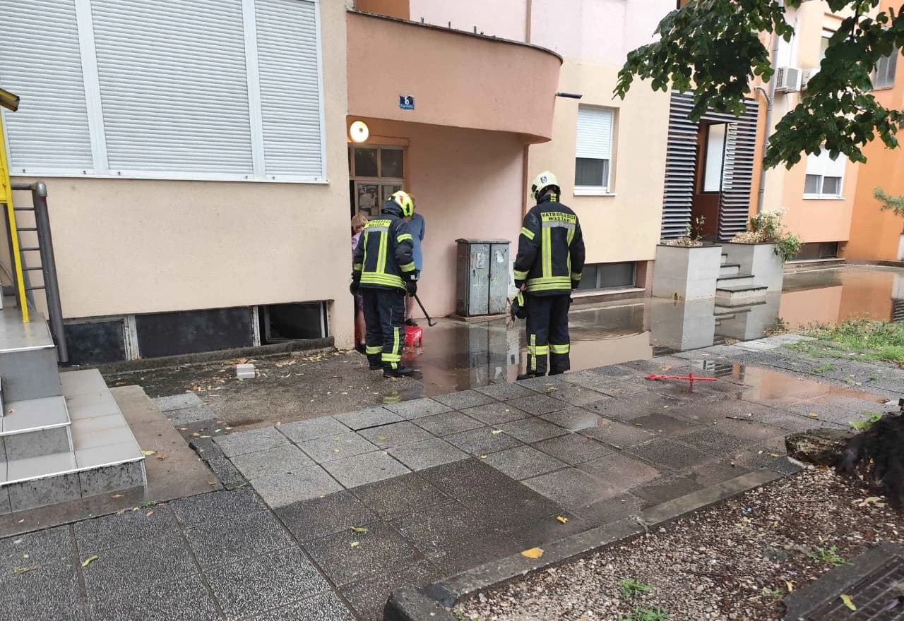 Kiše u Mostaru donijele nove probleme, vatrogasci na terenu