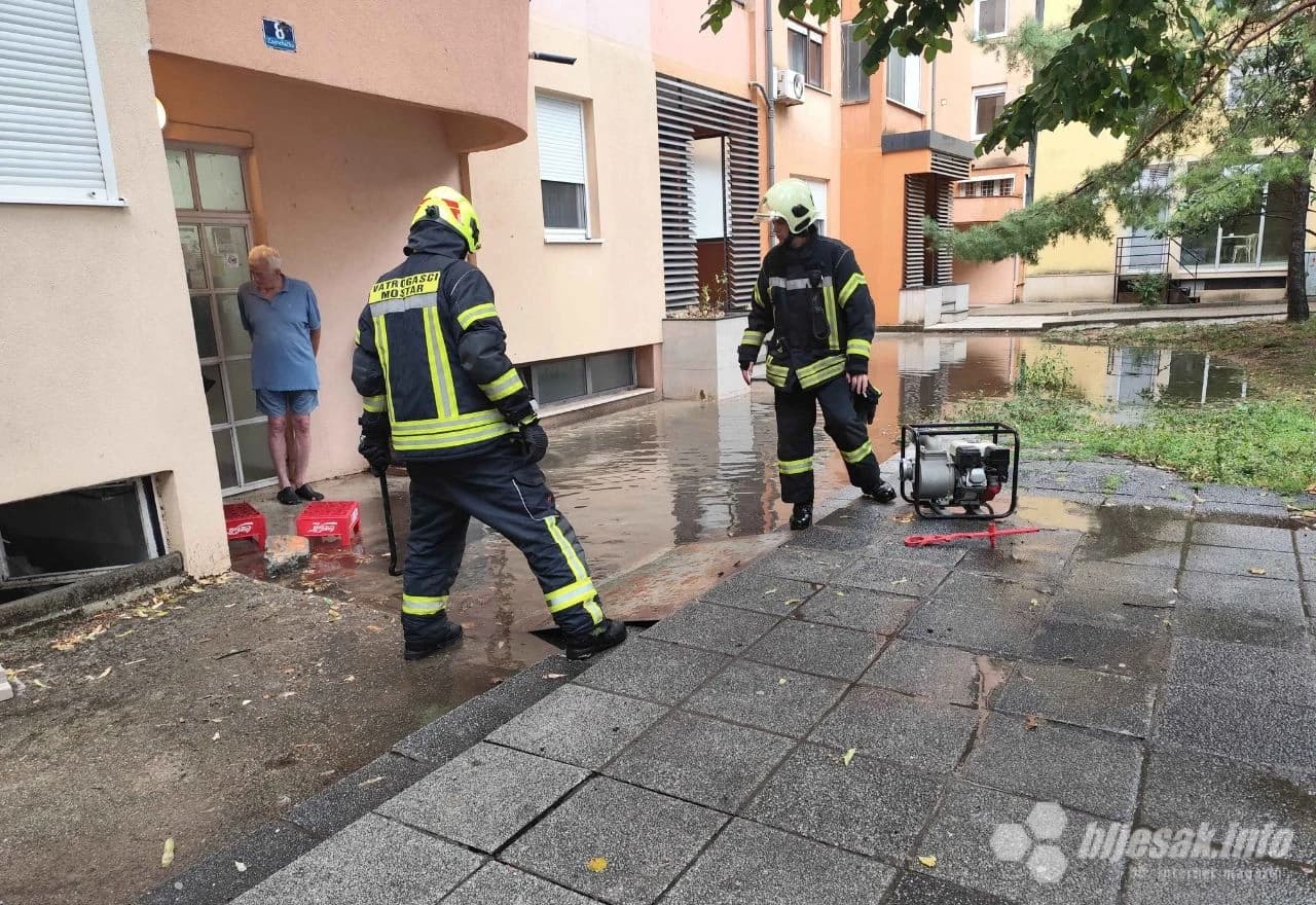 Kiše u Mostaru donijele nove probleme, vatrogasci na terenu