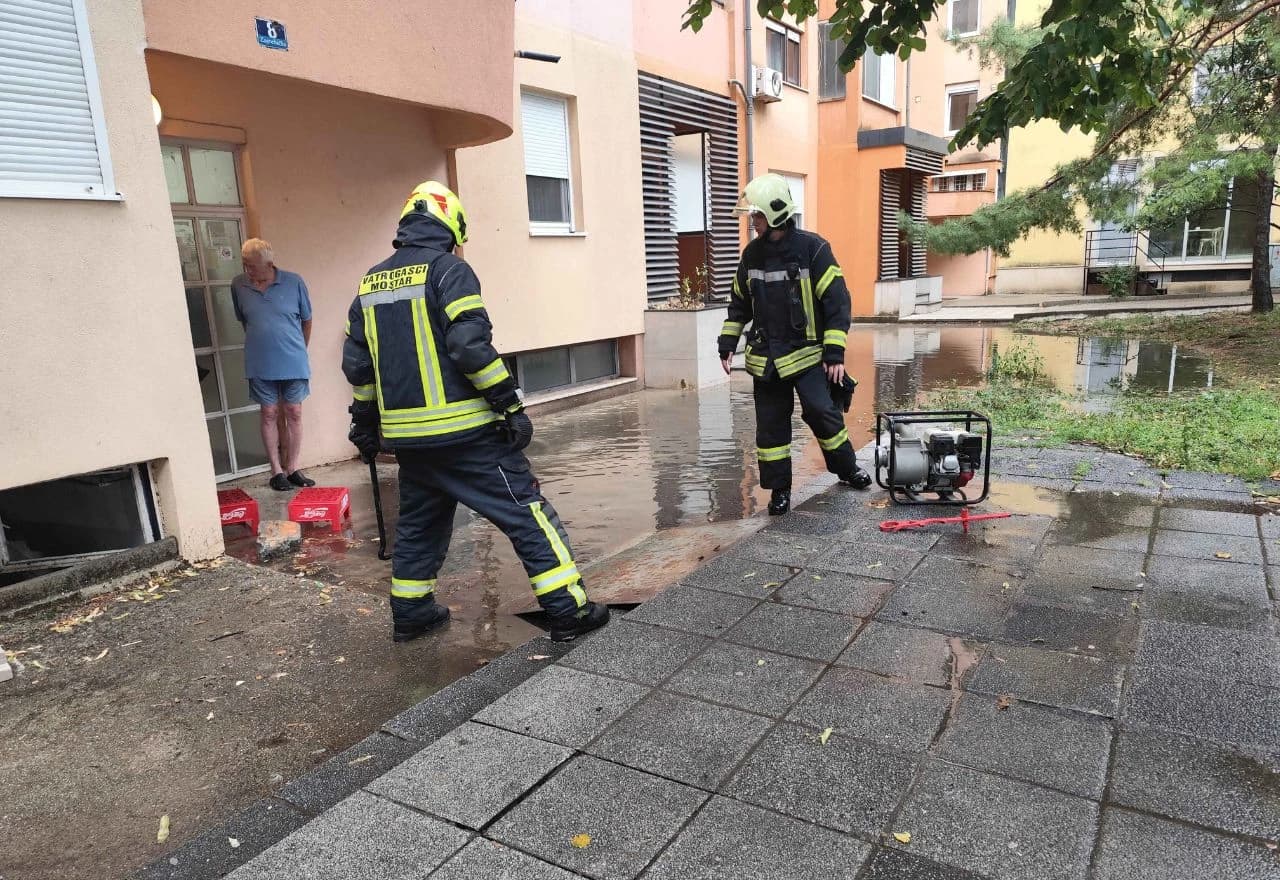 Kiše u Mostaru donijele nove probleme, vatrogasci na terenu