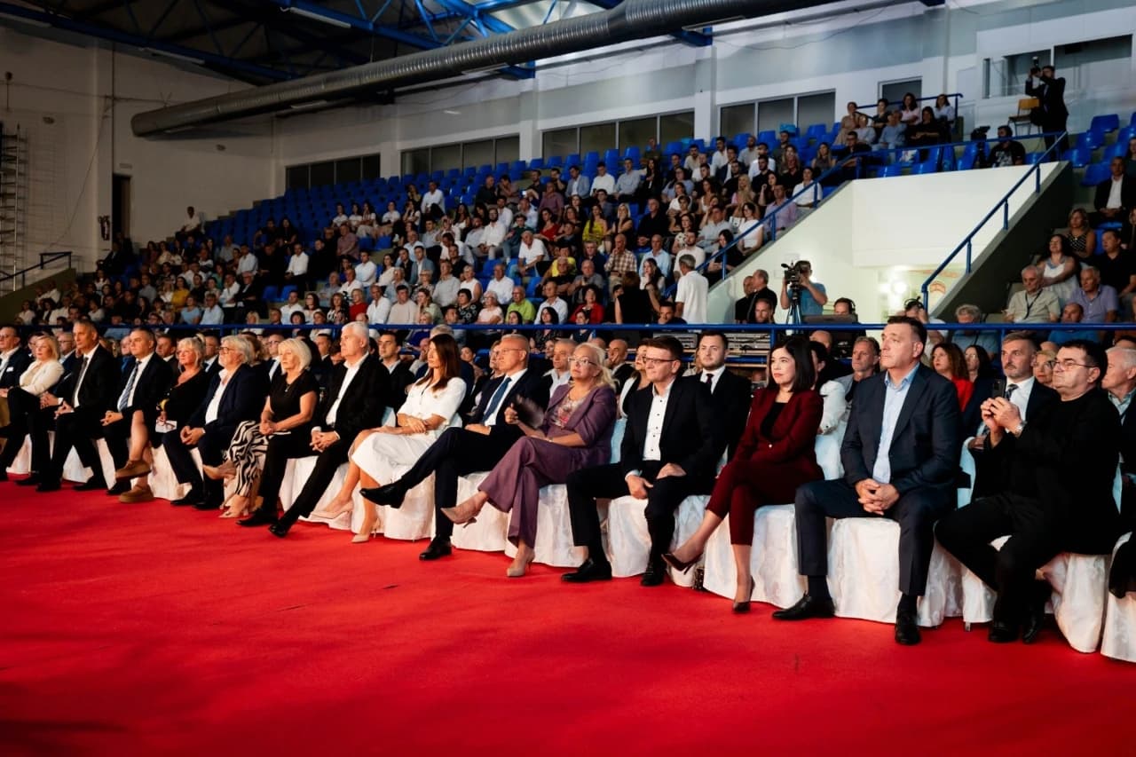 Političari u prvom redu