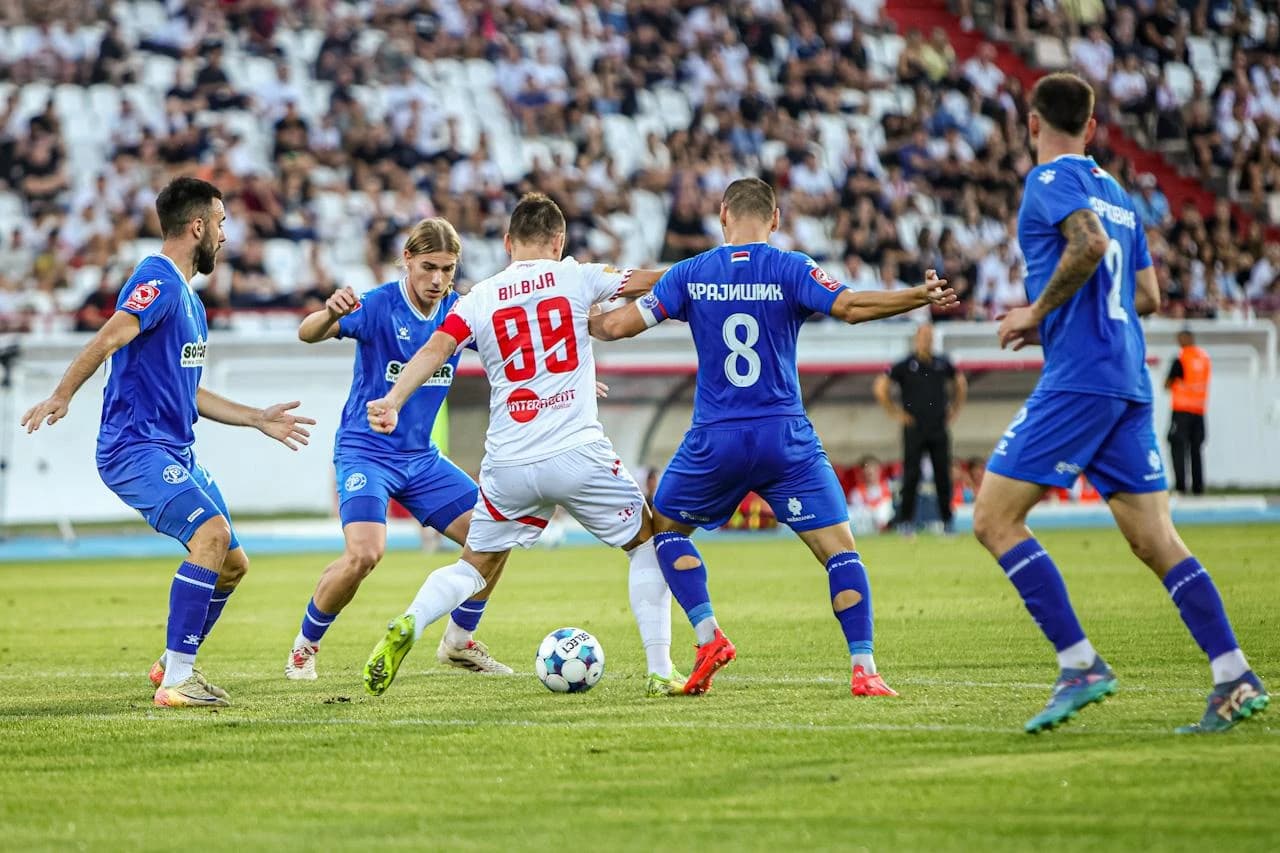 Nemanja Bilbija okružen četvoricom