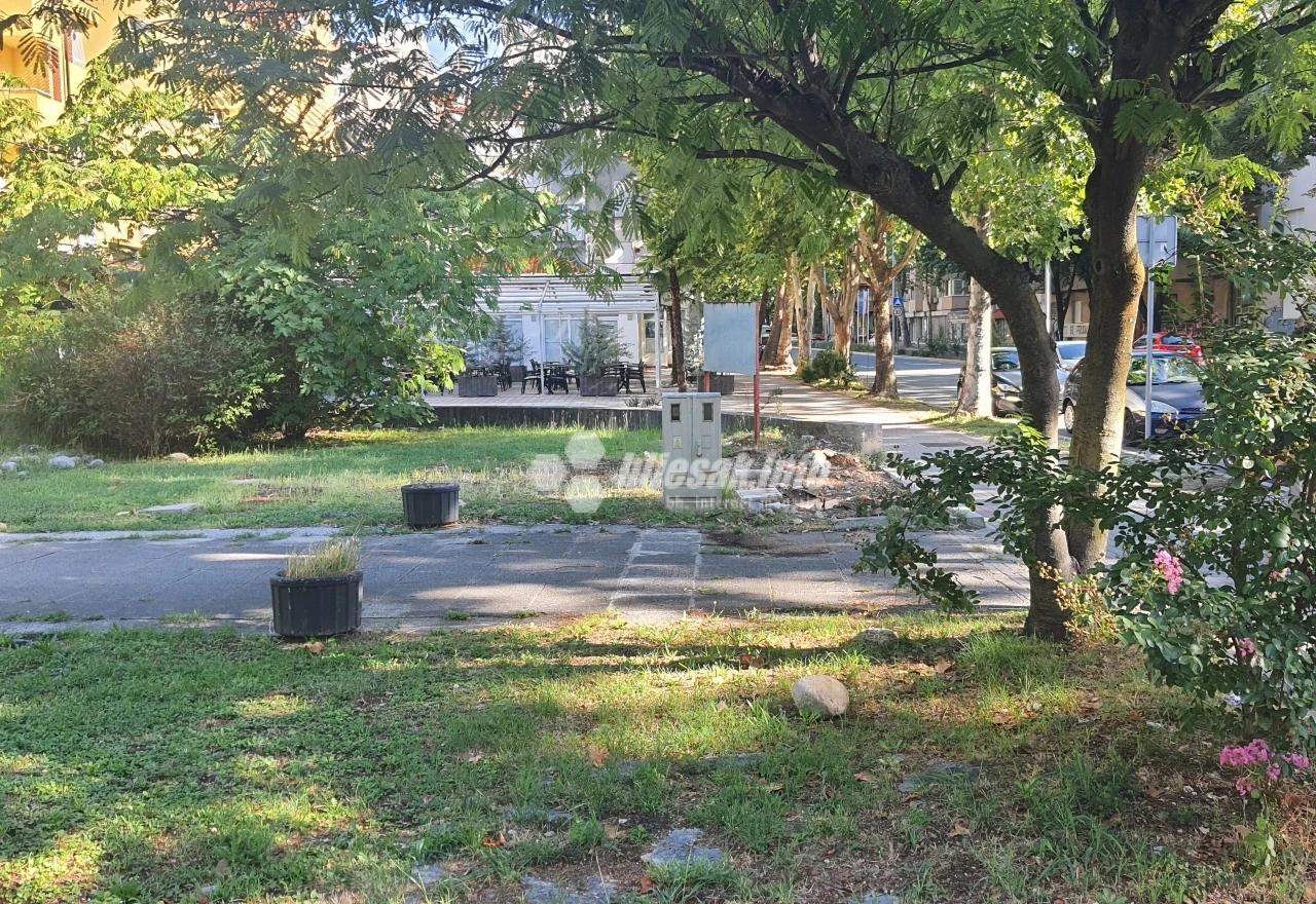 Uklonjen crni kontejner