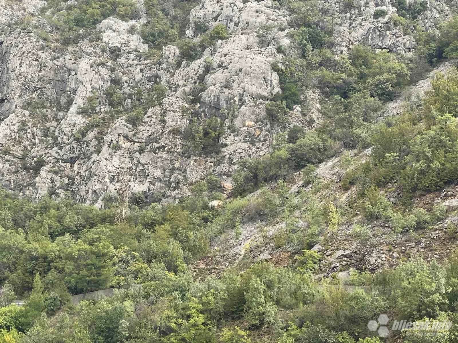 Stijena prijeti obrušavanjem na M-17