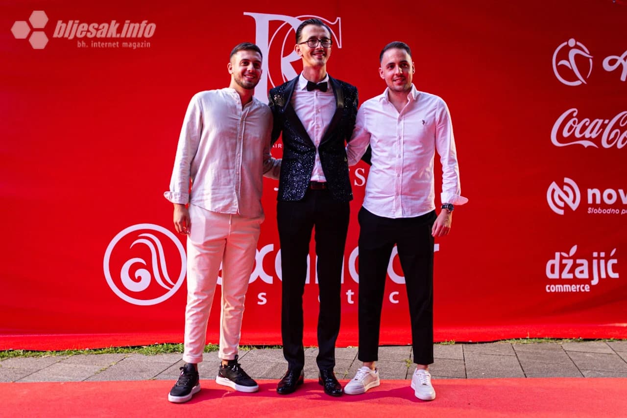 Miroslav Miro Marijanović pozira s gostima