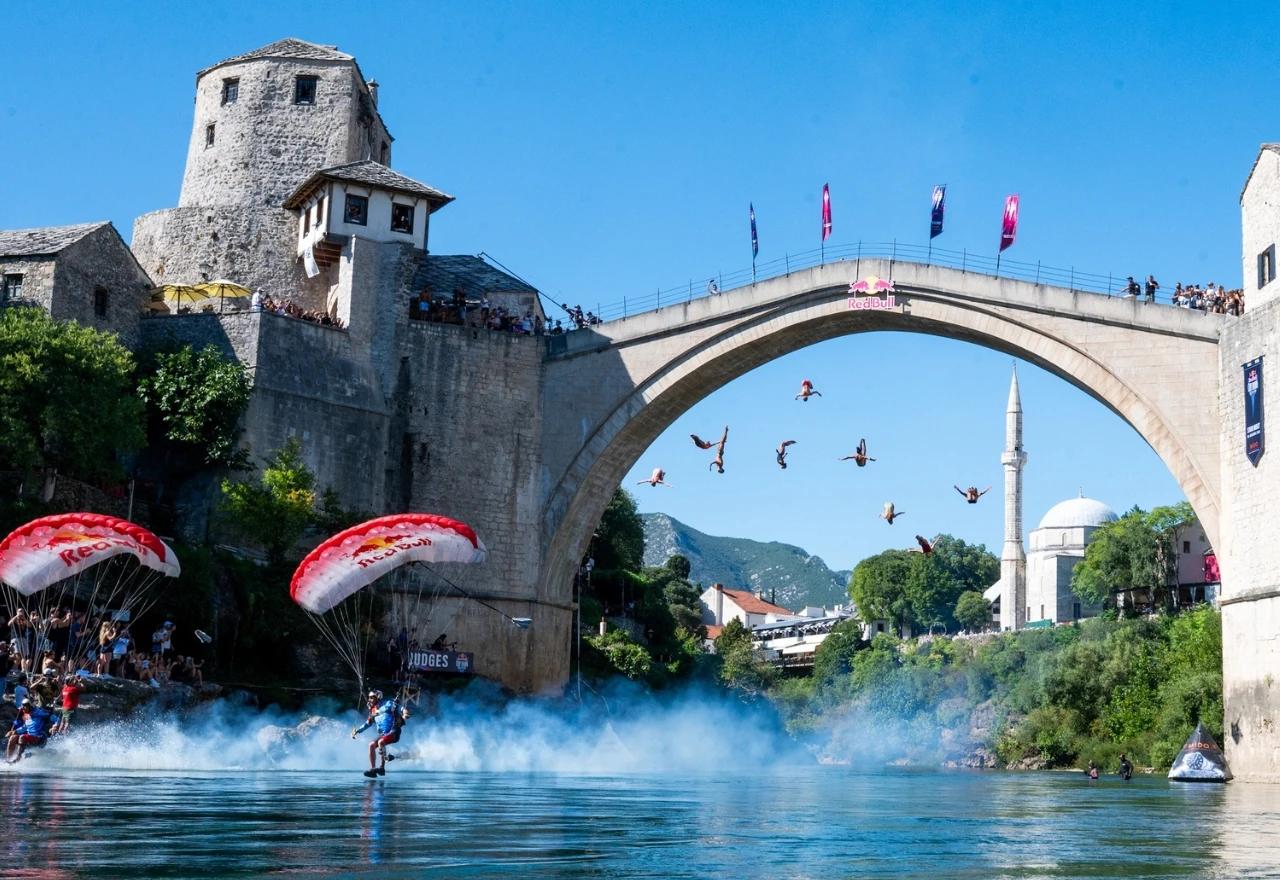 Devet skakača u spektakularnom Mass Divingu na Neretvi