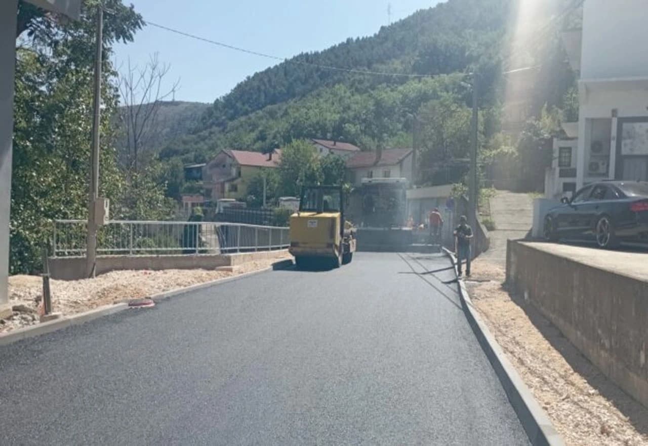 Postavljanje prvog sloja asfalta označava završnu fazu rekonstrukcije